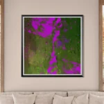 Gerahmter Druck des Gemäldes "Pink On Green" von Michael Quarz an einer beige farbigen Wand über einem Sofa