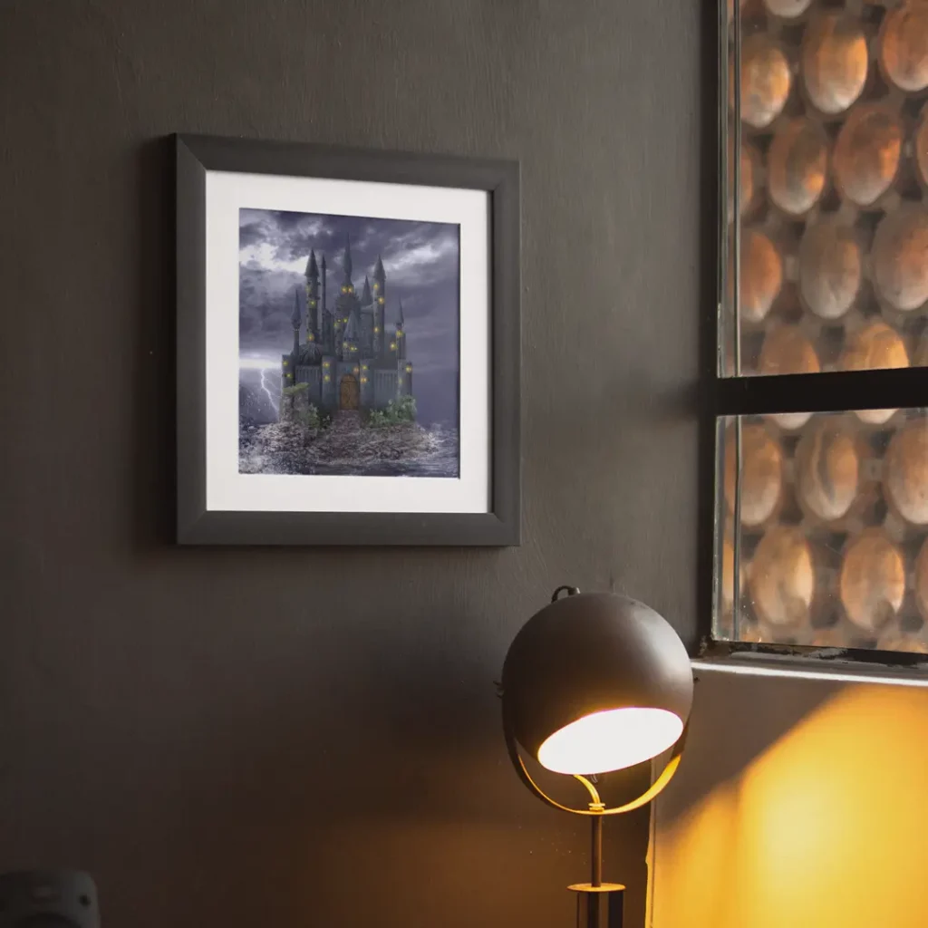 Gerahmter Druck eines Details des digitalen Gemäldes "Escaped" von Michael Quarz an einer dunkelbraunen Wand